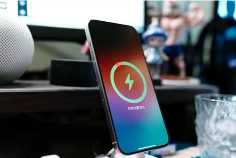 石首苹果15换屏服务分享用什么充电器给iPhone15充电更好 